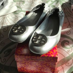 Sz 13 Silver Tory Burch Reva Flat